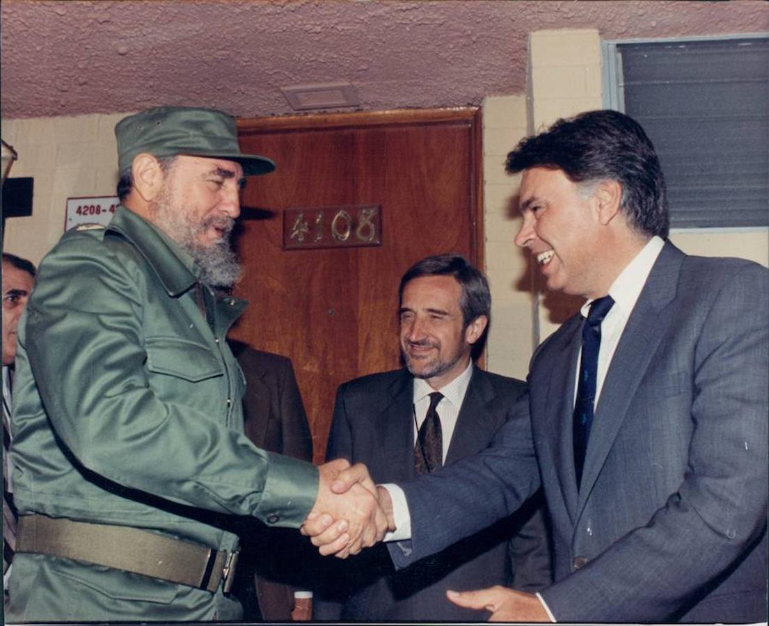 Saludo de Fidel Castro y Felipe González, en Guadalajara (México), en 1991. 