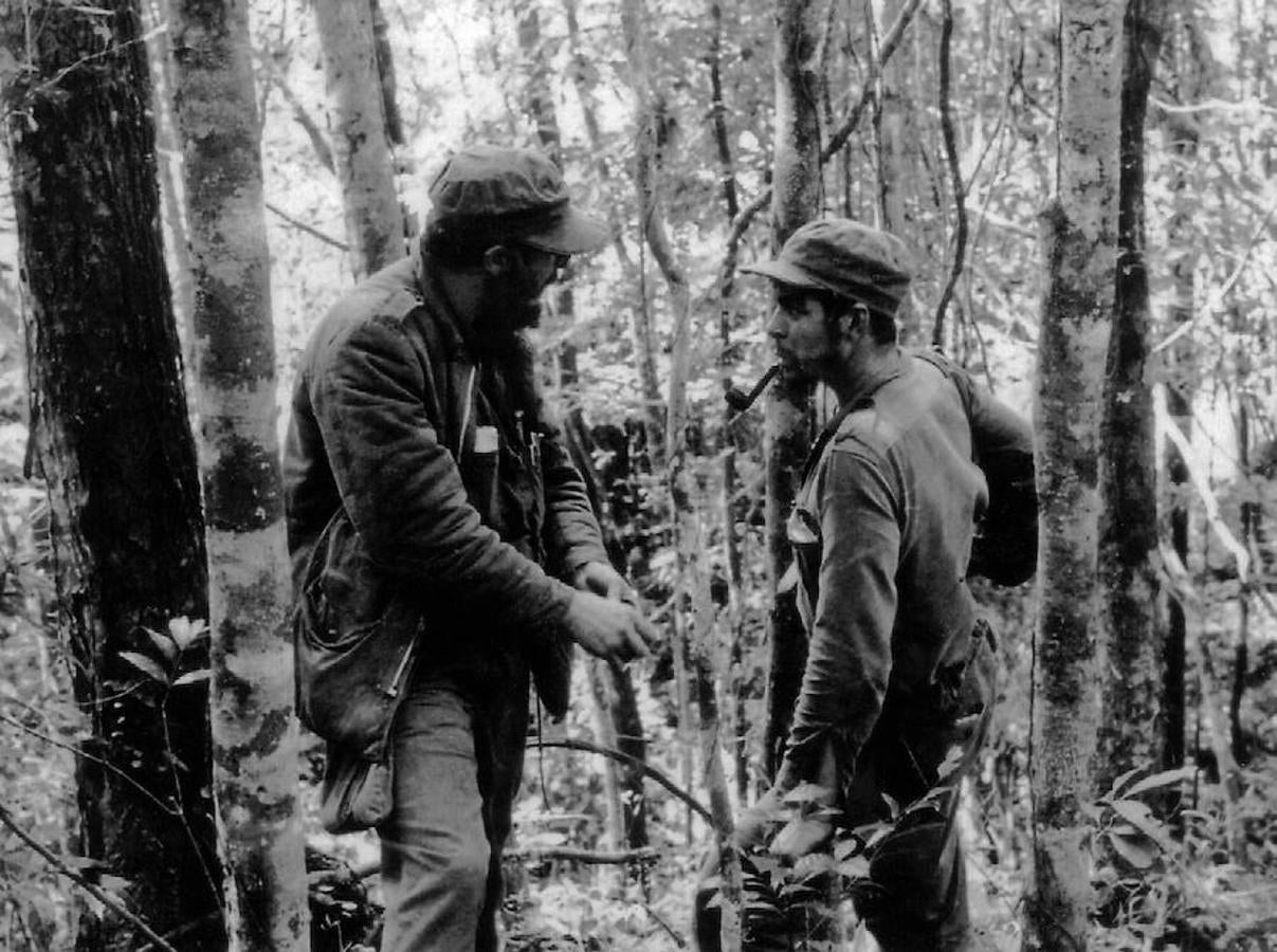 El 8 de octubre de 1957, Fidel charla con el Che Guevara en plena Sierra Maestra. 