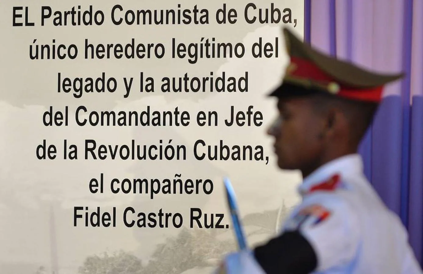 Por expreso deseo suyo, según anunció a los cubanos y al mundo su hermano y presidente, Raúl Castro, sus restos han sido incinerados y sus cenizas serán enterradas el próximo domingo 4 de diciembre en el cementerio de Santa Ifigenia. AFP