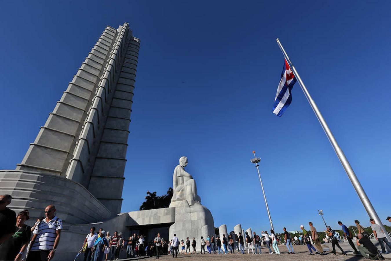 Muchos trabajadores de centros de trabajo, escolares con sus uniformes y familias con sus hijos formaban una fila en la que reinaba el silencio que solo se rompía por gritos de «Viva Fidel».. Efe