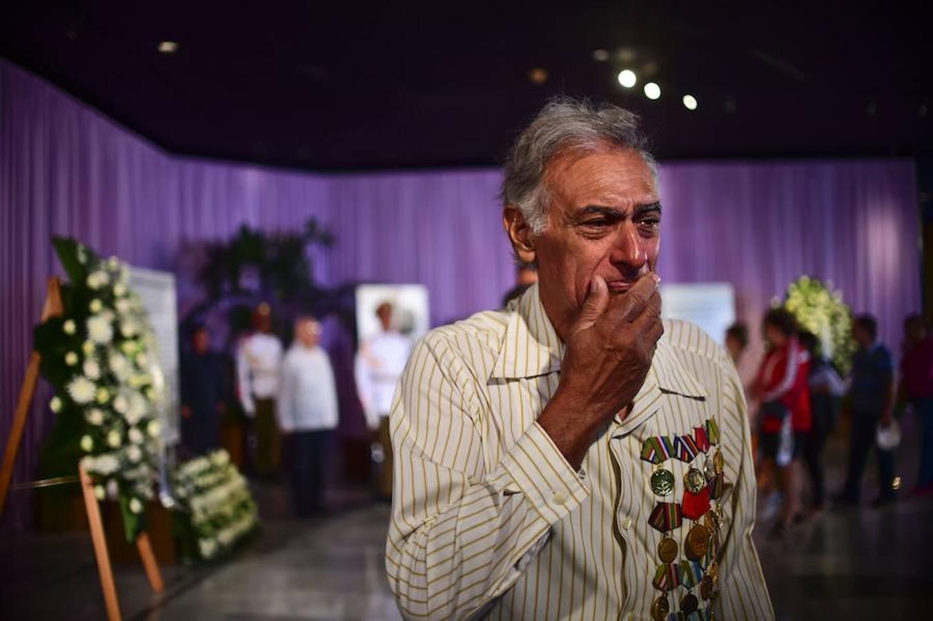 La emoción y las lágrimas eran síntomas recurrentes en los que han acudido a despedir al líder cubano, cuyas cenizas serán enterradas el próximo domingo 4 de diciembre en el cementerio de Santa Ifigenia, en Santiago de Cuba, donde comenzó precisamente la Revolución y donde están enterrados sus «héroes»