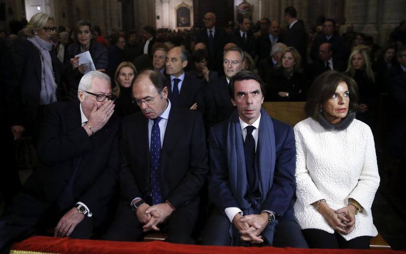 El expresidente del Gobierno José María Aznar y su esposa Ana Botella junto al presidente del Senado, Pío García-Escudero (2i) y el senador Pedro Agramunt durante la misa funeral por la exalcaldesa de Valencia Rita Barberá. 
