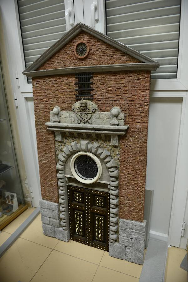 10. Fachada de la Iglesia de San Ginés, espectacular en sus detalles, como la puerta o el escudo