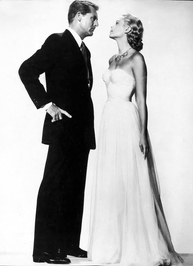 Cary Grant se casó hasta en cinco ocasiones. La primera con la actriz Virginia Cherrill . se conocieron en 1932 en Paramount. Se casó con ella el 10 de febrero de 1934. Tenía 30 años y ella 25. Fue un matrimonio muy breve, puesto que el 26 de marzo de 1935, ella pidió el divorcio alegando abuso físico. Años después Cary Grant se disculparía a Virginia Cherrill por su mal comportamiento hacia ella.. 