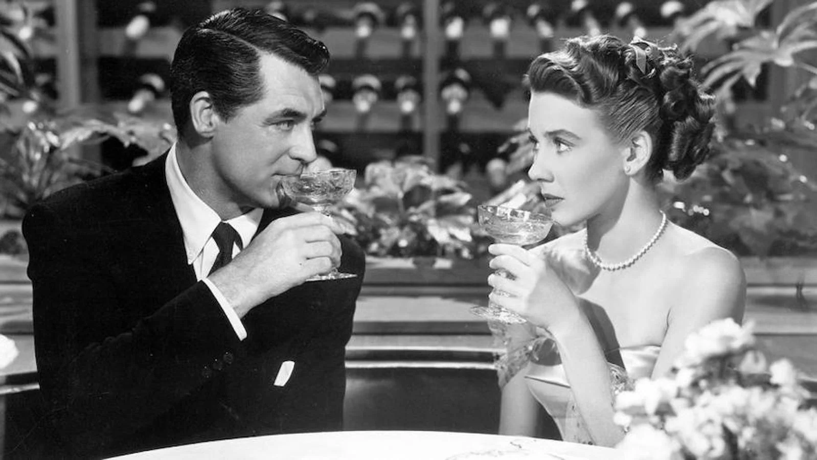 Cary Grant pasó por el altar por tercera vez con la actriz británica Betsy Drake, el 25 de diciembre de 1949 en California. La había conocido en 1947 en su viaje a Inglaterra. La actriz llevó al actor a aficionarse por a la hipnosis, el yoga, la mística y una nueva droga llamada LSD. Fue el matrimonio más largo del actor. Se divorciaron en 1962, supuestamente porque el actor no le fu fiel durante su matrimonio.