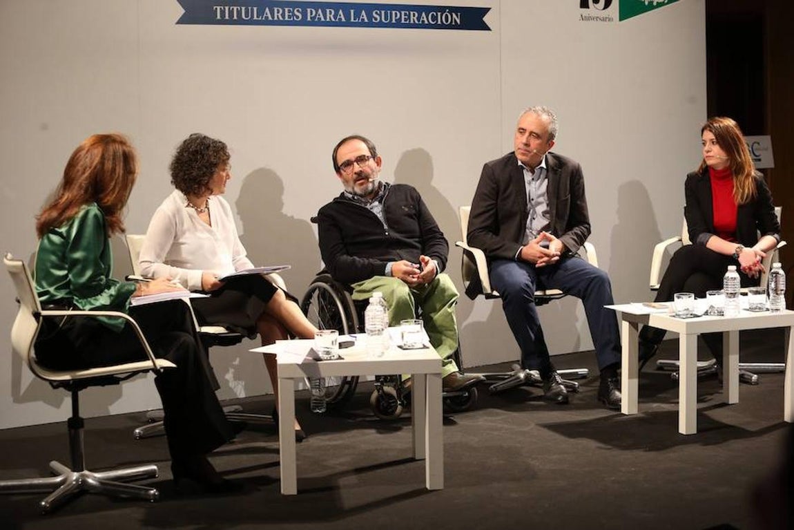Ponencia de Turismo, Ocio y Discapacidad. De izquierda a derecha: Paloma Santamaría, redactora de ABC Viajar; Tatiana Alemán Selva, directora técnica de accesibilidad de PREDIF; Alfonso Huertas, presidente de FEJIDIF; Pablo Ramón, fundador de NATIVE, y Margarita Romero, directora de Hotel Avant Aeropuerto.. 