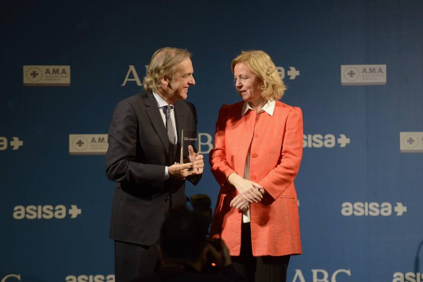 El presidente de la Fundación Aladina, Paco Arango, recibe el premio de manos de la presidenta editora de ABC, Catalina Luca de Tena. 