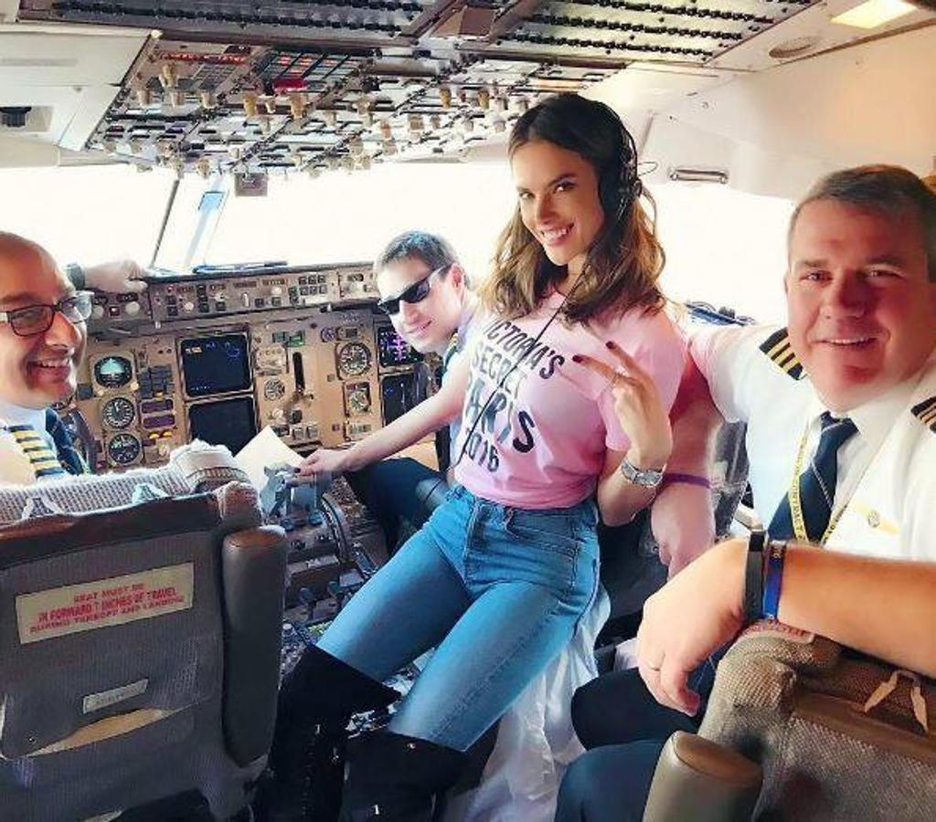 La legión de supermodelos aterrizó el domingo a bordo de un avión fletado por la firma de lencería. 