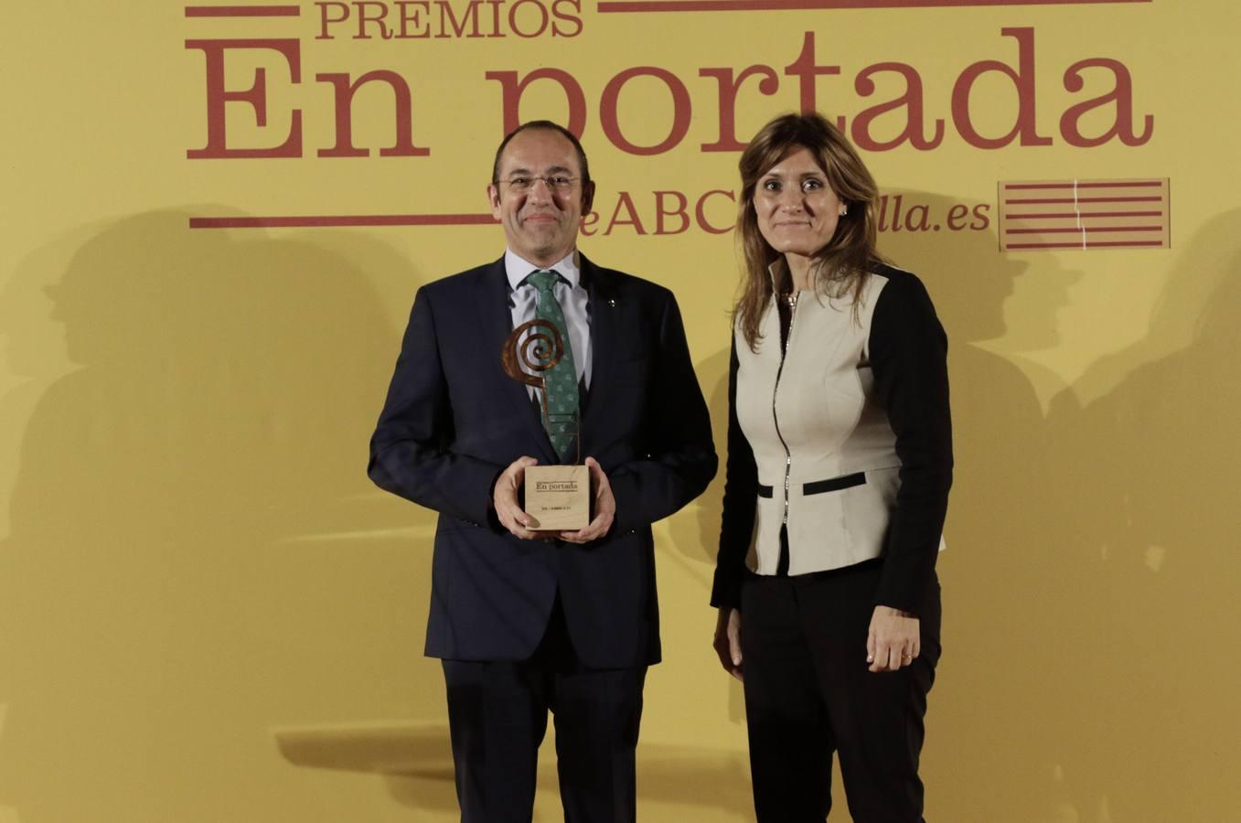 Ana Delgado Galán, directora general de ABC, le entregó el premio a Alfonso García Agúndez, de la Fábrica Renault de Sevilla