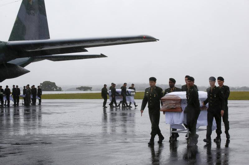 Militares brasileños cargan los féretros de los jugadores y equipo técnico del club brasileño Chapecoense durante el velorio colectivo. 