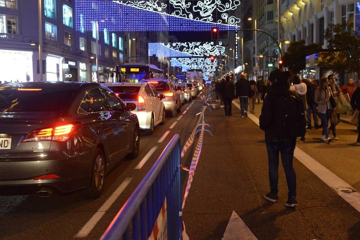 Pocos peatones por la zona cortada. 