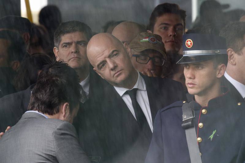 El presidente de la FIFA, Gianni Infantino, entre otras personalidades, asiste al velorio colectivo de las víctimas del trágico accidente aéreo. 