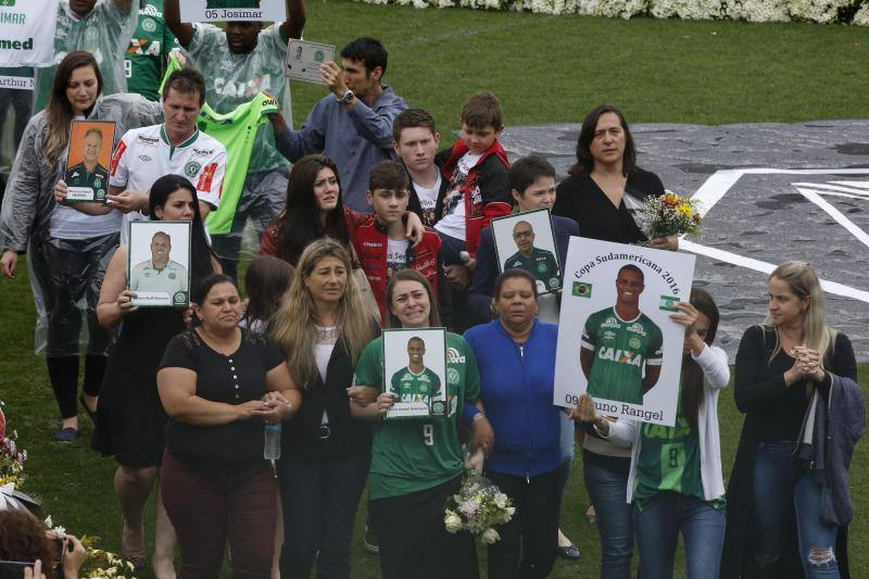 Familiares asisten al velorio colectivo de las víctimas del trágico accidente en el que fallecieron 71 personas, entre ellos 19 jugadores, que viajaban para jugar en Medellín. 