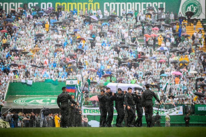 Aficionados del club brasileño Chapecoense asisten al velorio colectivo de las víctimas del trágico accidente. 