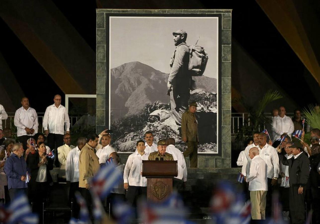 Raúl Castro, en la ceremonia de despedida de su hermano Fidel, en Santiago de Cuba. «¡Fidel, Fidel, hasta la victoria!», dijo para concluir su discurso, que fue respondido por gritos de «Fidel en Raúl» y «¡Estamos contigo!», por parte de los asistentes