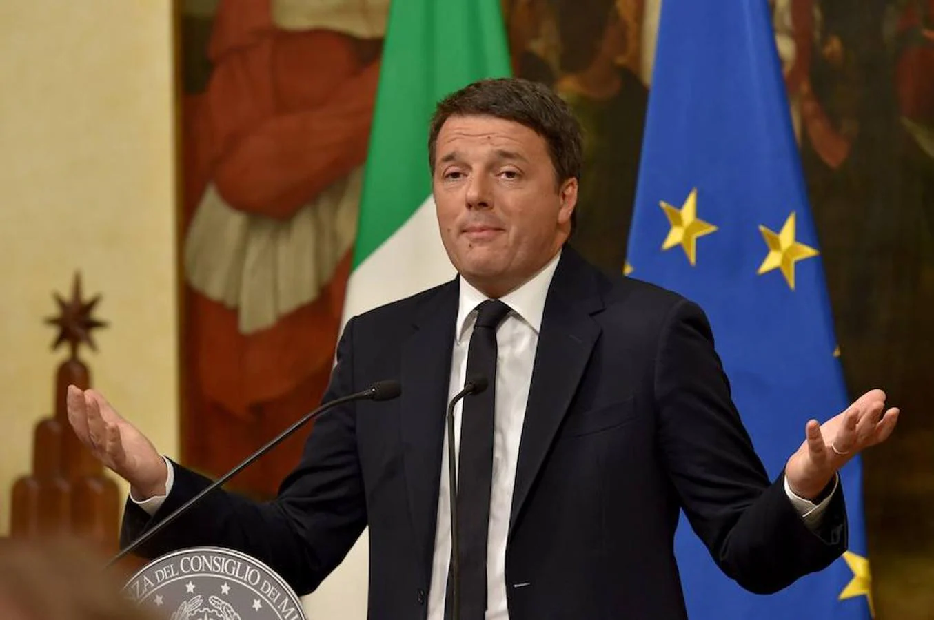 Matteo Renzi hace un gesto de renuncia durante su comparecencia ante la prensa en el Palacio Chigi después de la derrota de sus reformas en el referéndum celebrado este domingo en Italia. 