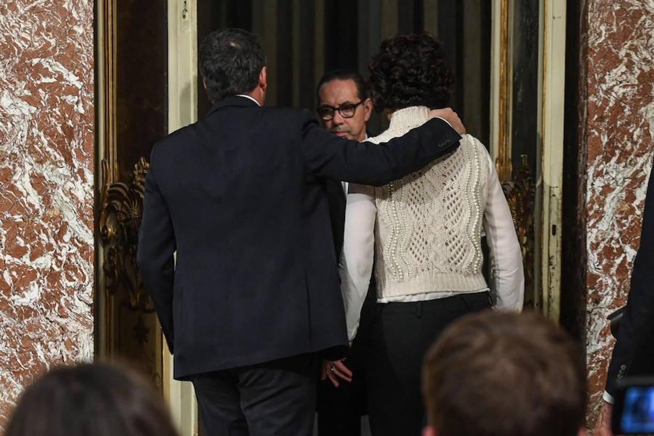 Matteo Renzi junto a su esposa Agnese Landini tras anunciar su futura dimisión como primer ministro, tras su derrota en el referéndum celebrado este domingo en Italia. 