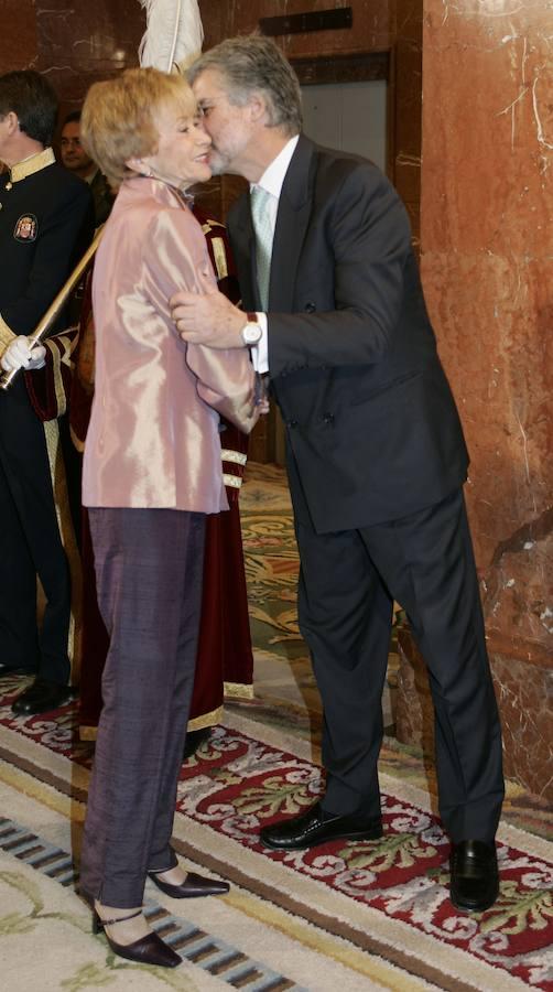 El expresidente del Congreso Manuel Marín saluda a la ex vicepresidenta del Gobierno María Teresa Fernández de la Vega en el Día de la Constitución del año 2004