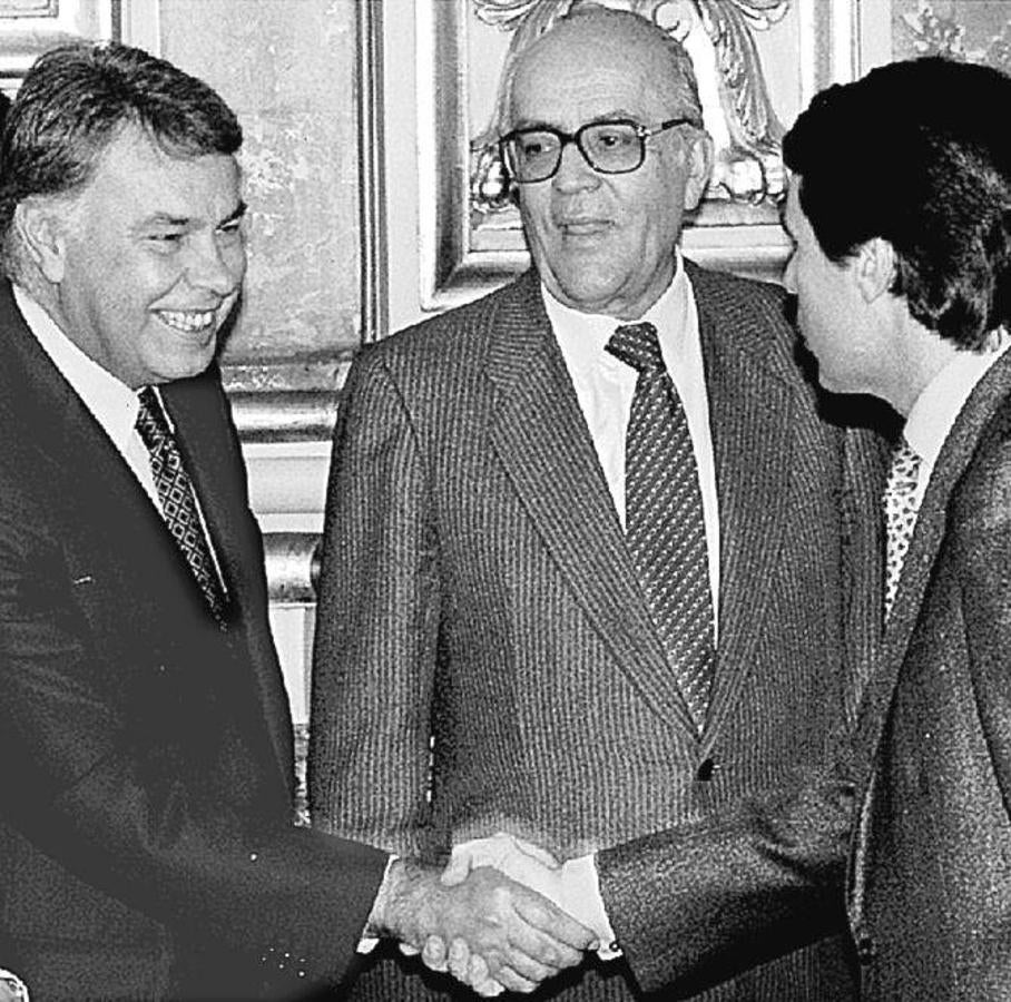 Celebración el 6 de diciembre de 1996. En la imagen, Felipe González, Leopoldo Calvo Sotelo y José María Aznar. 