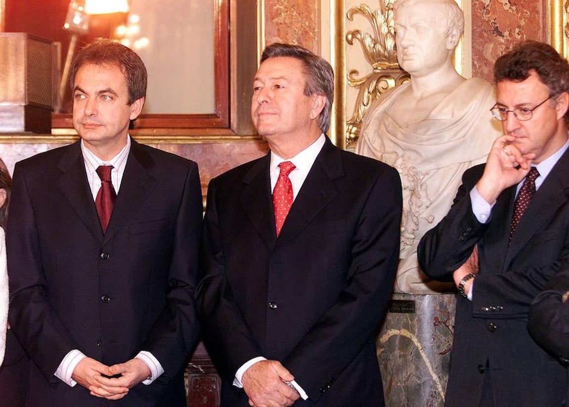 José Luis Rodríguez Zapatero, Luis De Grandes y Jesús Caldera el 6 de diciembre de 2001 en el Congreso. 