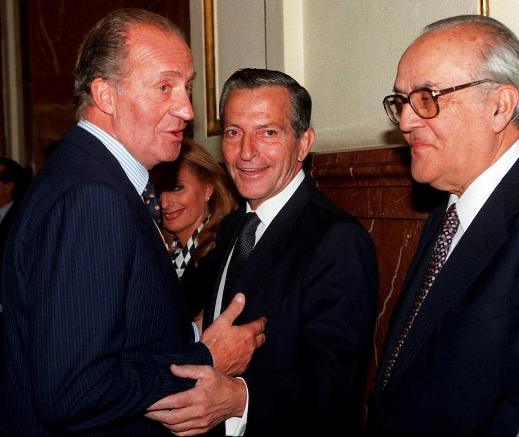 Don Juan Carlos, junto a los expresidentes del Gobierno Adolfo Suárez y Leopoldo Calvo Sotelo. 