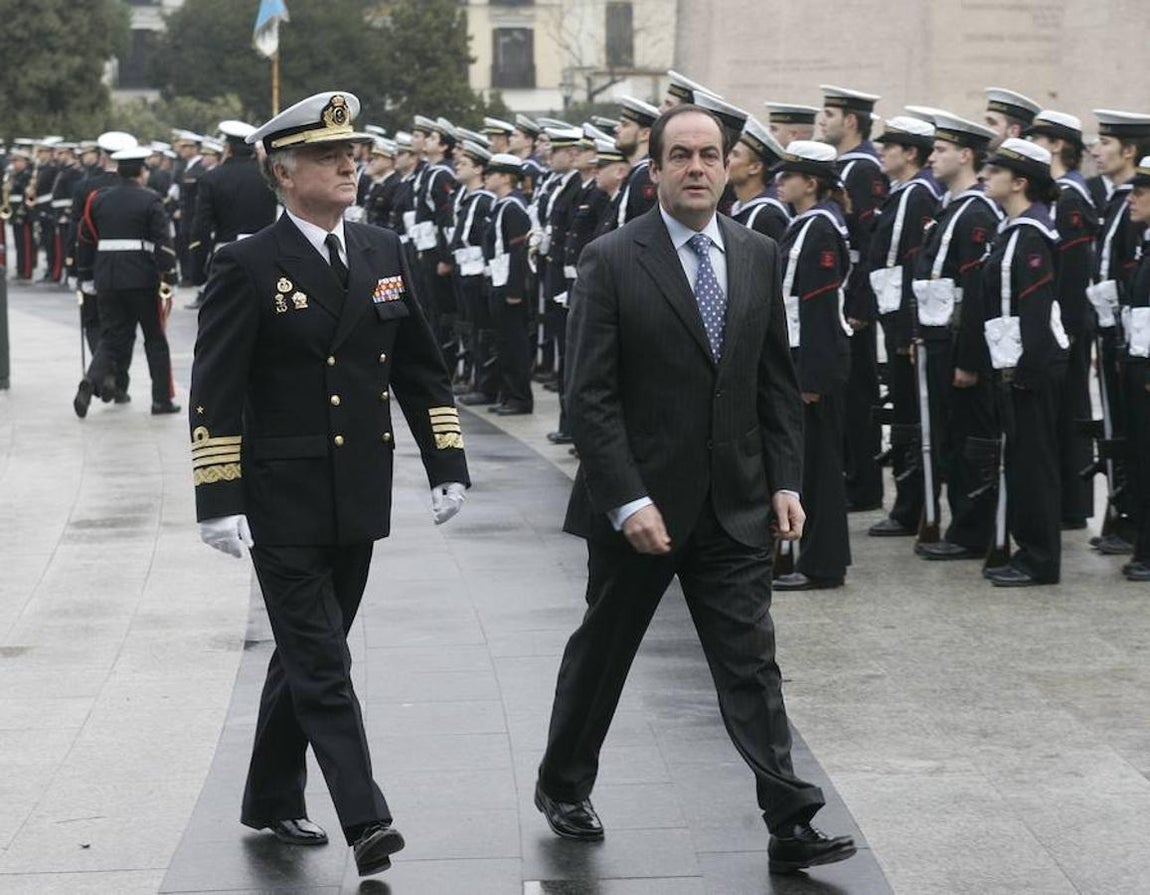 El entonces ministro José Bono en la izada de bandera de la madrileña plaza Colón, con motivo del Día de la Constitución de 2004. 