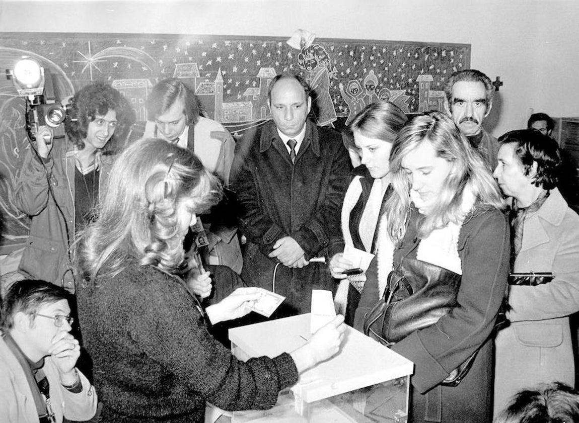 El 87,7% de los votantes del referéndum votó para aprobar la Constitución. 