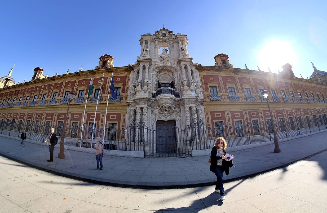 El buen tiempo atrae a los visitantes a Sevilla por el puente de la Inmaculada