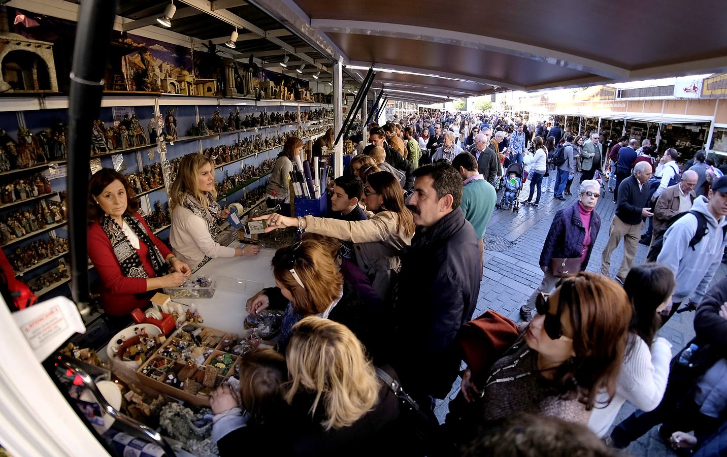 El buen tiempo atrae a los visitantes a Sevilla por el puente de la Inmaculada