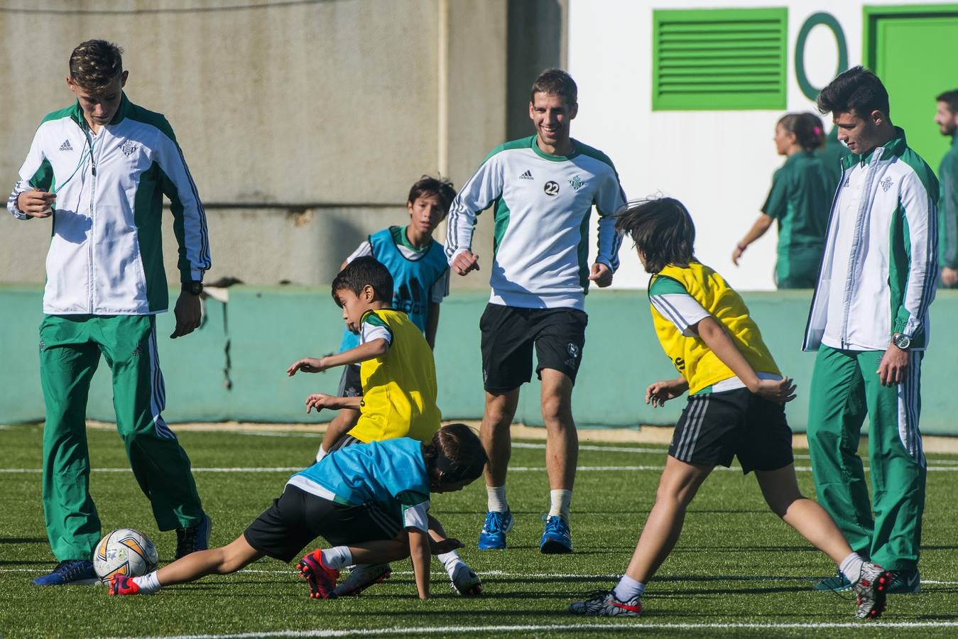 Consejo de administración, miembros de la dirección deportiva y la secretaría técnica, cuerpo técnico y jugadores del primer equipo y empleados de todas las áreas de la entidad, se han reunido con los jugadores de todos los escalafones inferiores, masculinos y femeninos