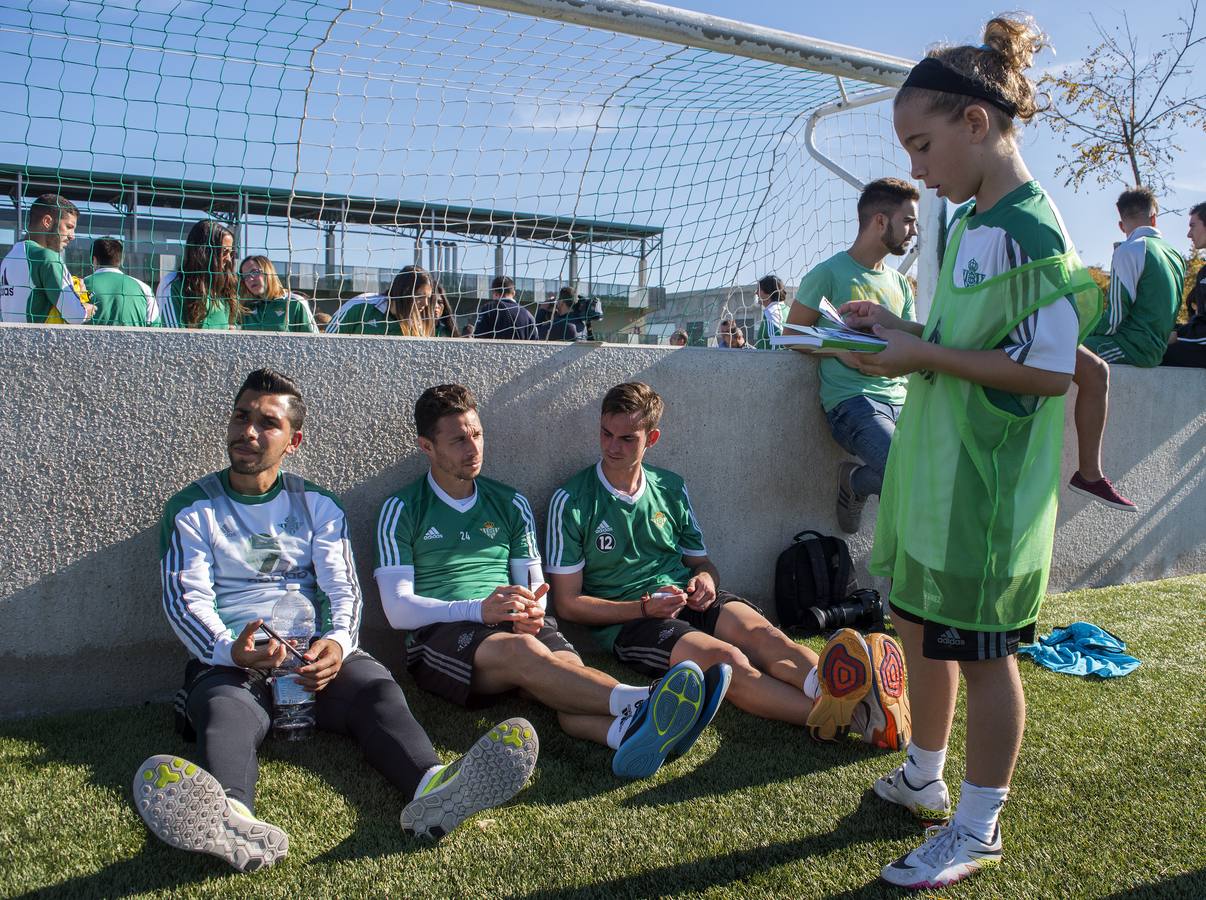 Consejo de administración, miembros de la dirección deportiva y la secretaría técnica, cuerpo técnico y jugadores del primer equipo y empleados de todas las áreas de la entidad, se han reunido con los jugadores de todos los escalafones inferiores, masculinos y femeninos