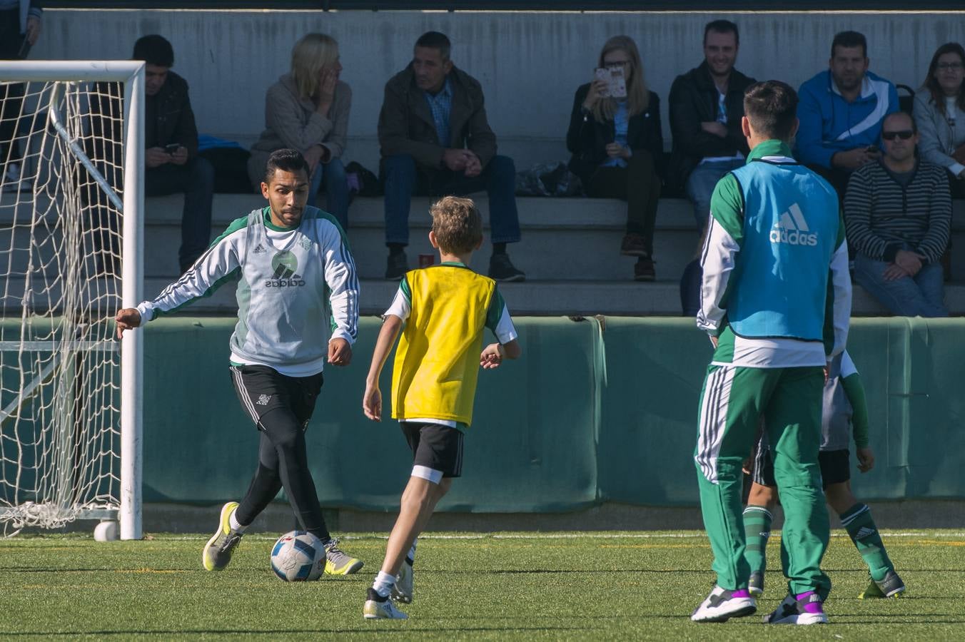 Consejo de administración, miembros de la dirección deportiva y la secretaría técnica, cuerpo técnico y jugadores del primer equipo y empleados de todas las áreas de la entidad, se han reunido con los jugadores de todos los escalafones inferiores, masculinos y femeninos