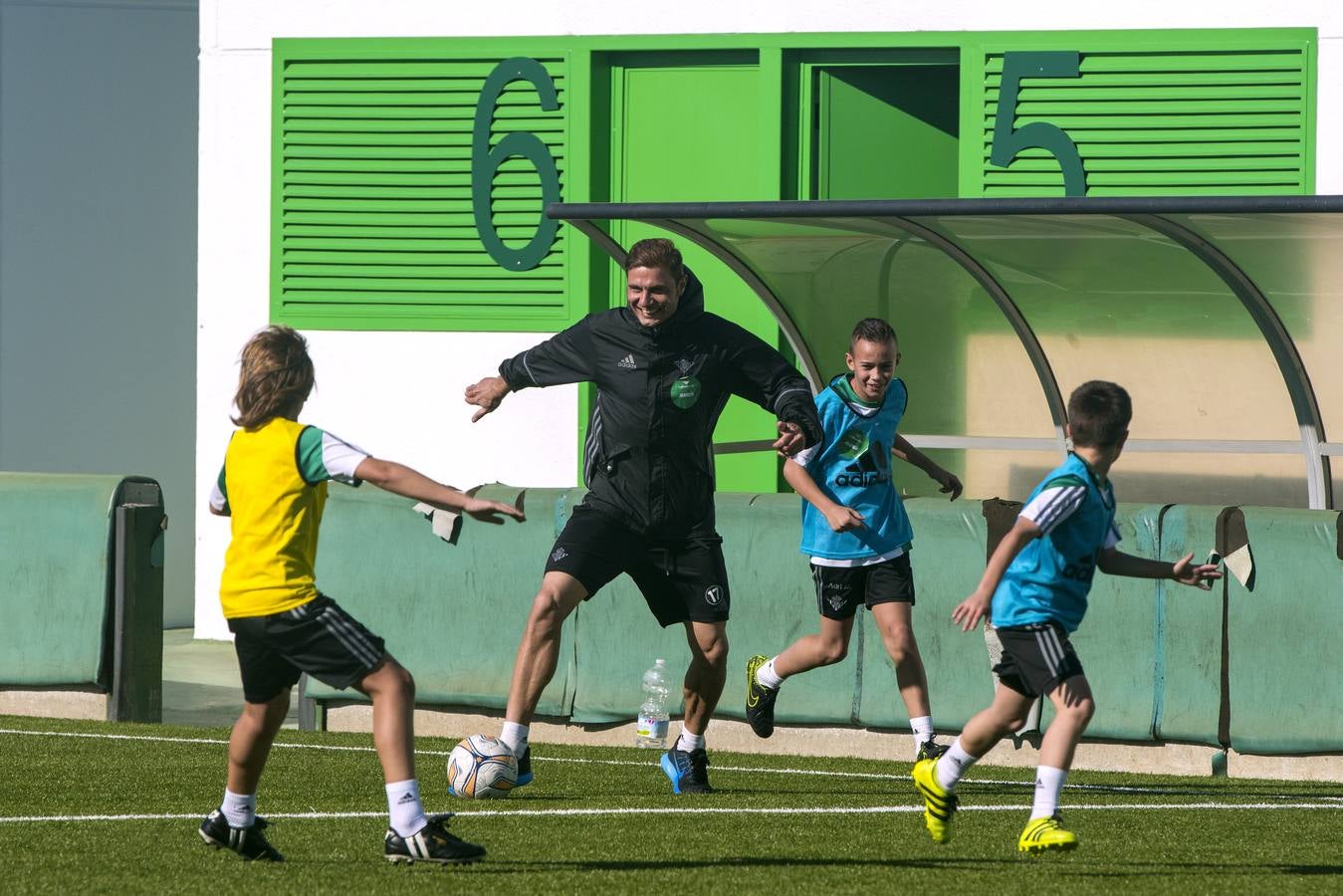 Consejo de administración, miembros de la dirección deportiva y la secretaría técnica, cuerpo técnico y jugadores del primer equipo y empleados de todas las áreas de la entidad, se han reunido con los jugadores de todos los escalafones inferiores, masculinos y femeninos