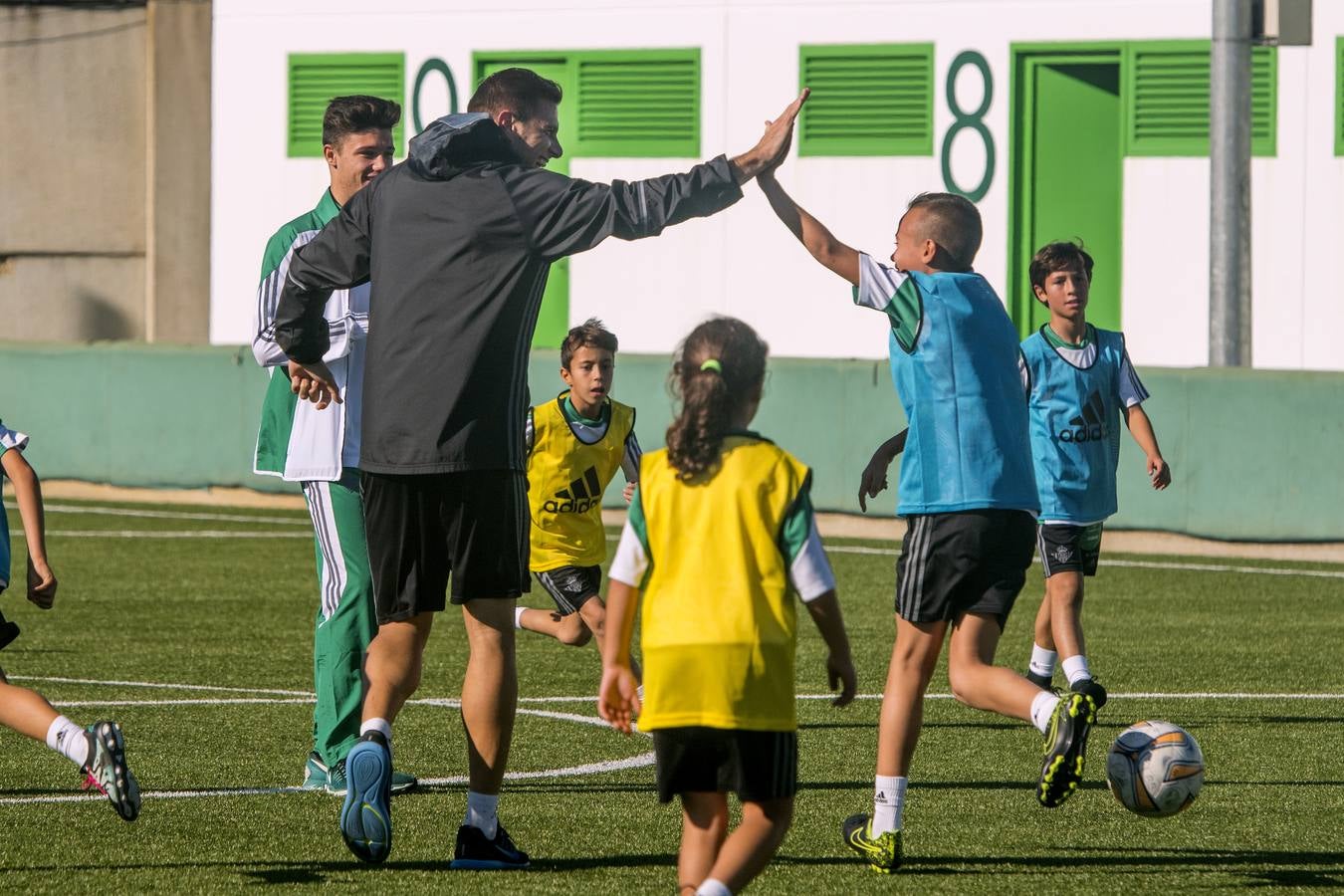 Consejo de administración, miembros de la dirección deportiva y la secretaría técnica, cuerpo técnico y jugadores del primer equipo y empleados de todas las áreas de la entidad, se han reunido con los jugadores de todos los escalafones inferiores, masculinos y femeninos