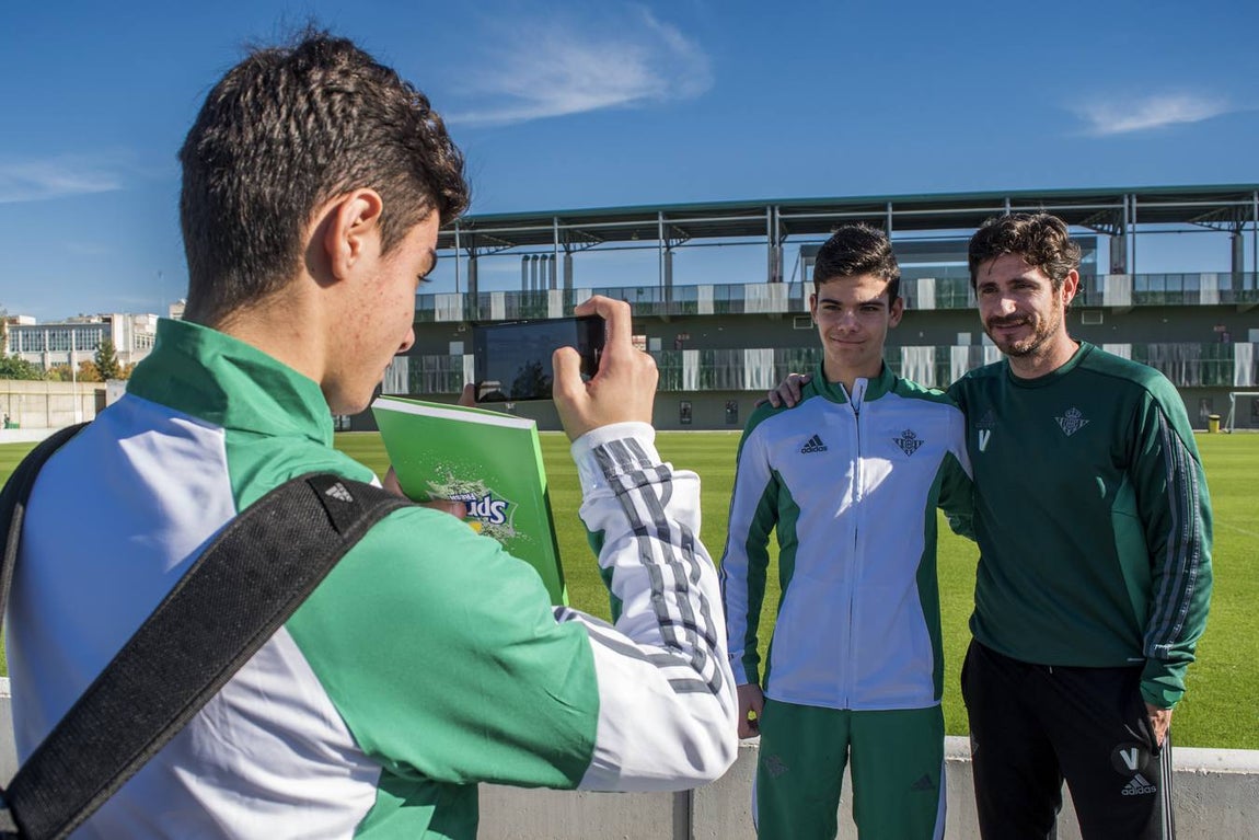 Consejo de administración, miembros de la dirección deportiva y la secretaría técnica, cuerpo técnico y jugadores del primer equipo y empleados de todas las áreas de la entidad, se han reunido con los jugadores de todos los escalafones inferiores, masculinos y femeninos