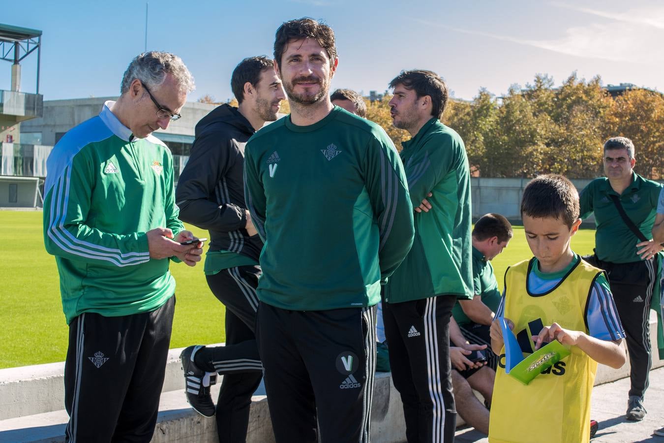 Consejo de administración, miembros de la dirección deportiva y la secretaría técnica, cuerpo técnico y jugadores del primer equipo y empleados de todas las áreas de la entidad, se han reunido con los jugadores de todos los escalafones inferiores, masculinos y femeninos