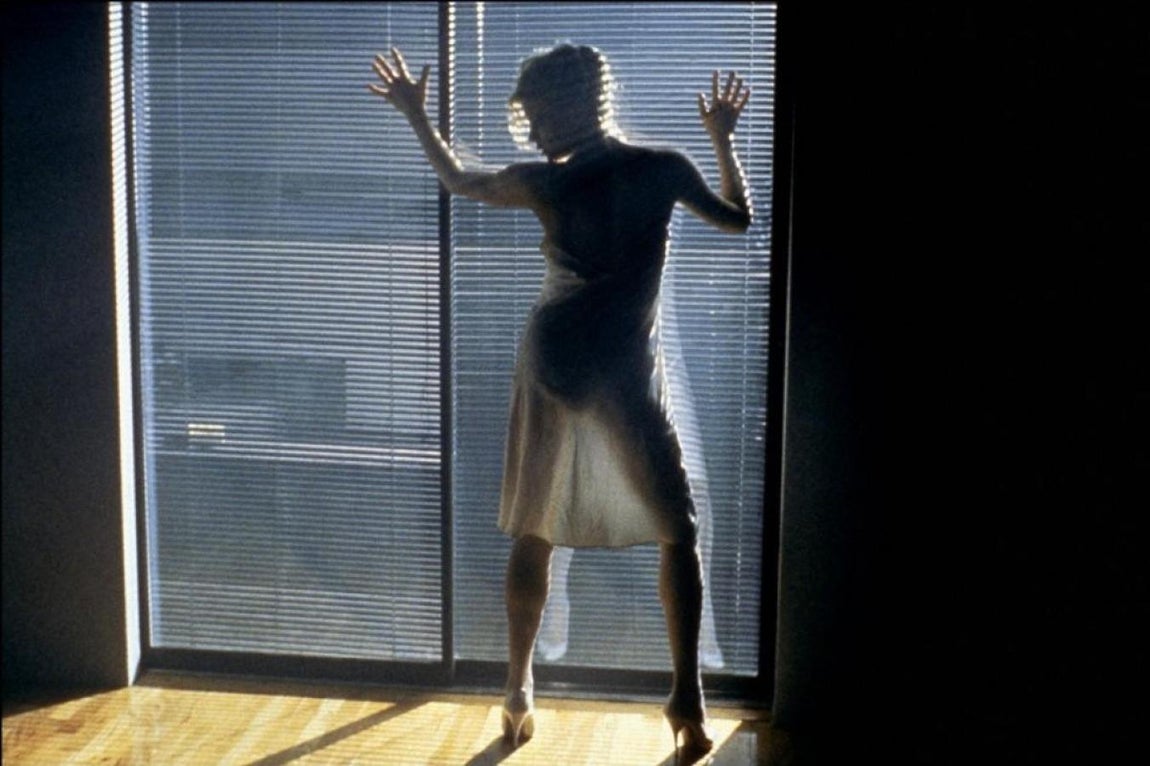 Debutó en el cine con «Hard Country», pero el éxito llegó con «El mejor», nominada al Globo de Oro. Se convirtió en toda una estrella de Hollywood y en una de las mujeres más deseadas por su interpretación en «Nueve semanas y media». 