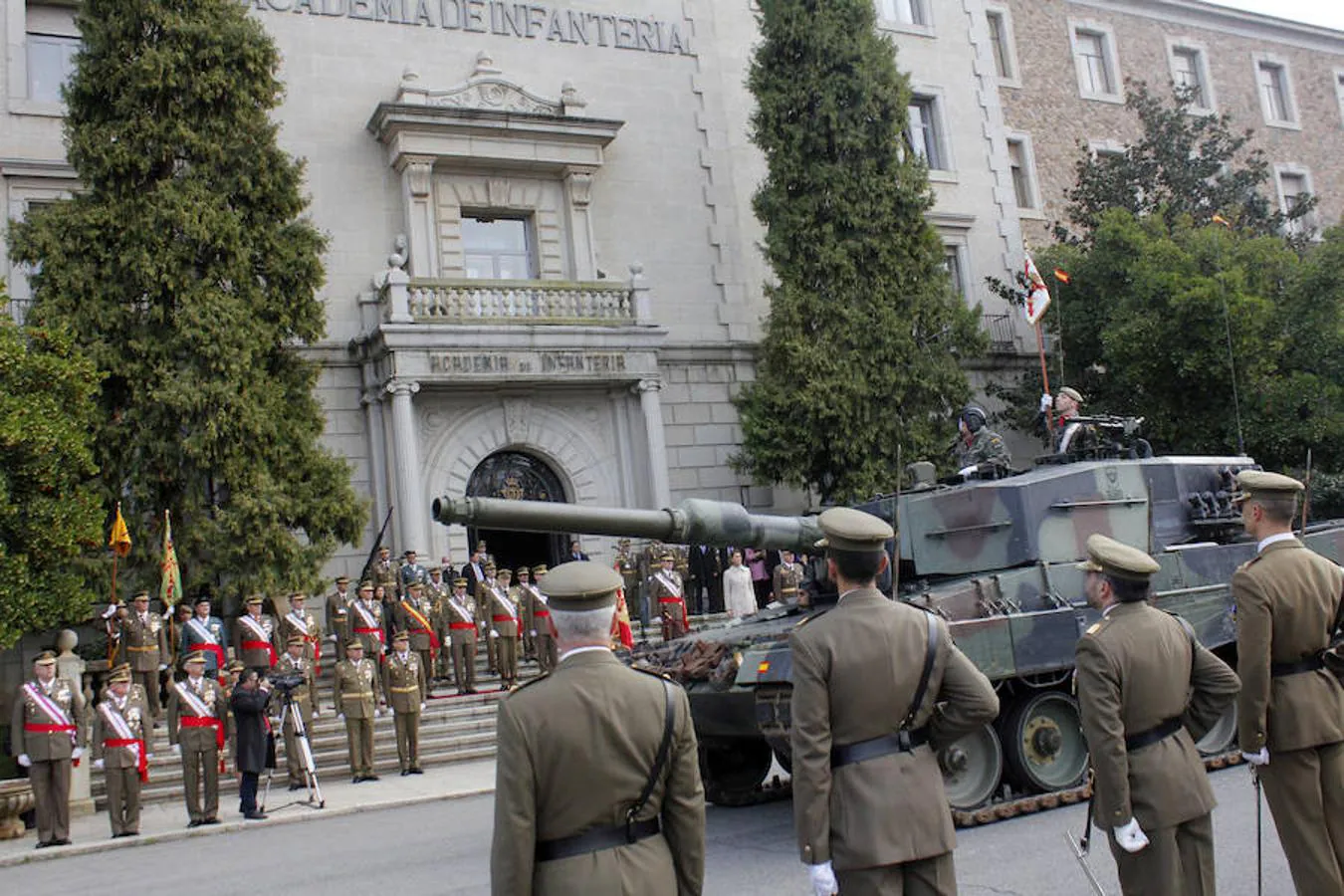 Cospedal, a los militares: «Vuestro espíritu de servicio redunda en la estabilidad de España»