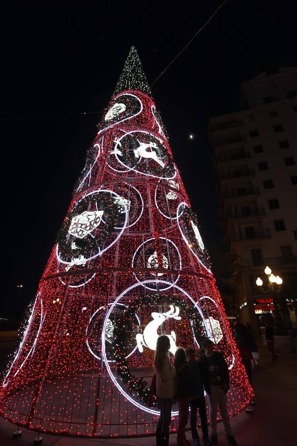 Cádiz ya luce parte de su alumbrado navideño