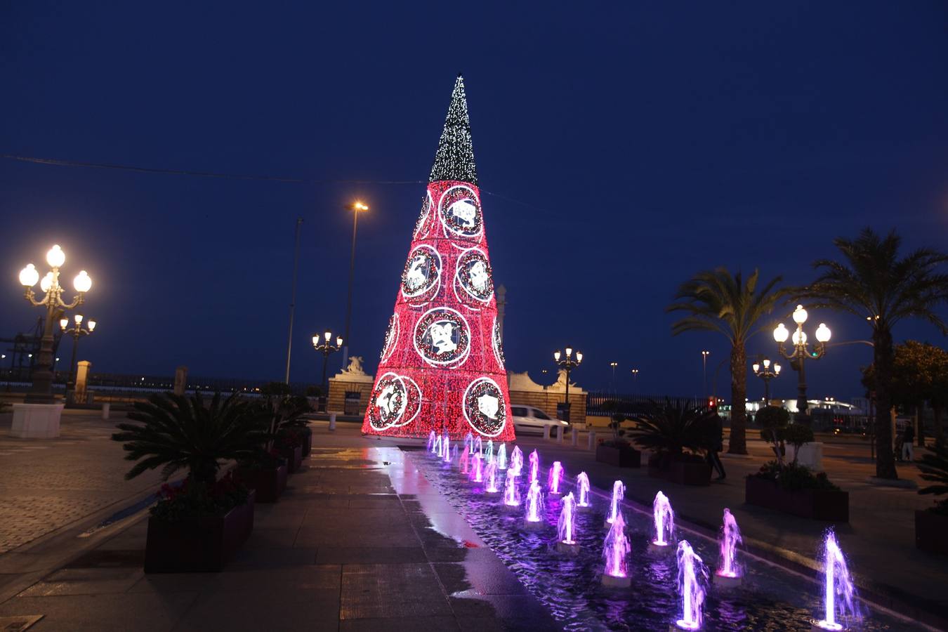 Cádiz ya luce parte de su alumbrado navideño