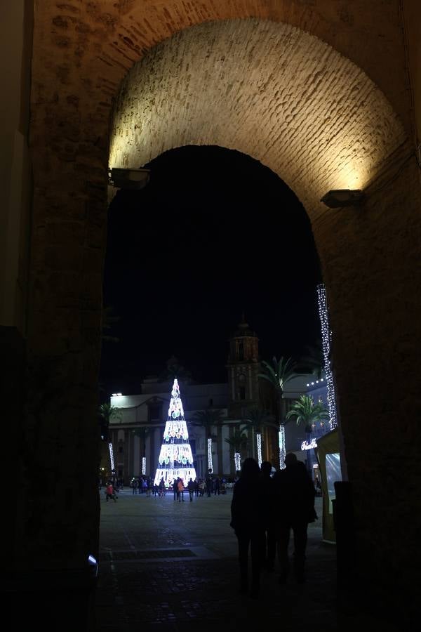 Cádiz ya luce parte de su alumbrado navideño