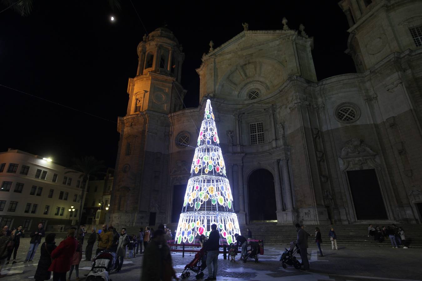 Cádiz ya luce parte de su alumbrado navideño