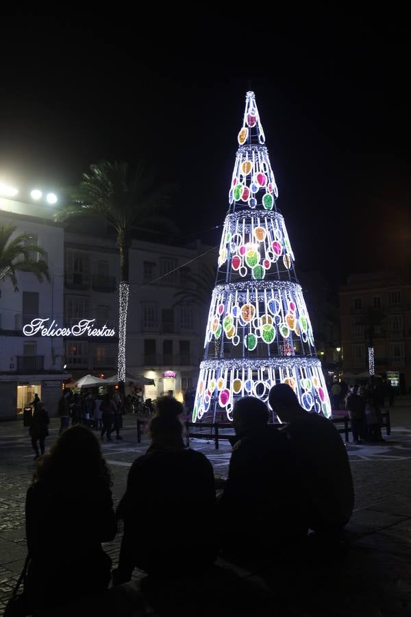 Cádiz ya luce parte de su alumbrado navideño