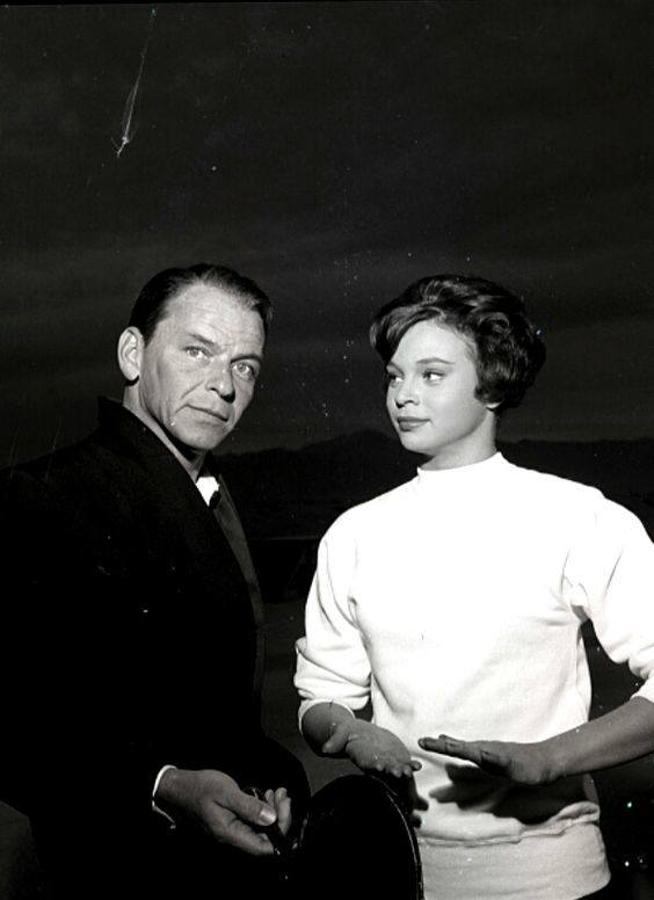 Juliet Prowse. Los dos se conocieron durante el rodaje de «Can Can». Anunciaron su compromiso en 1962, pero abandonaron los planes poco después.