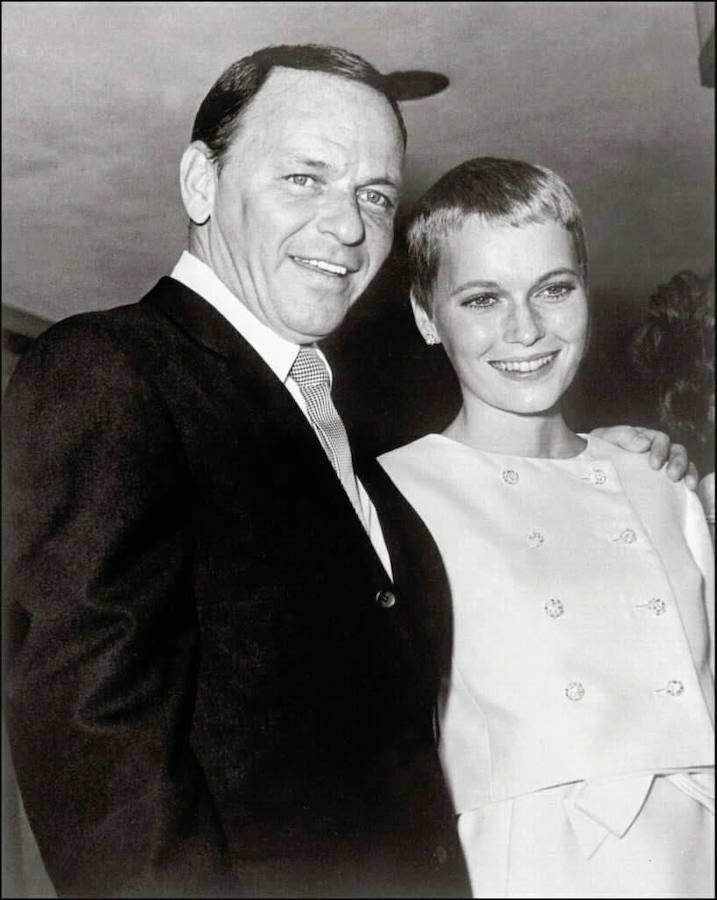 Mia Farrow. La actriz tenía 21 y él 50 cuando se casaron en 1966. El matrimonio solo duró dos años