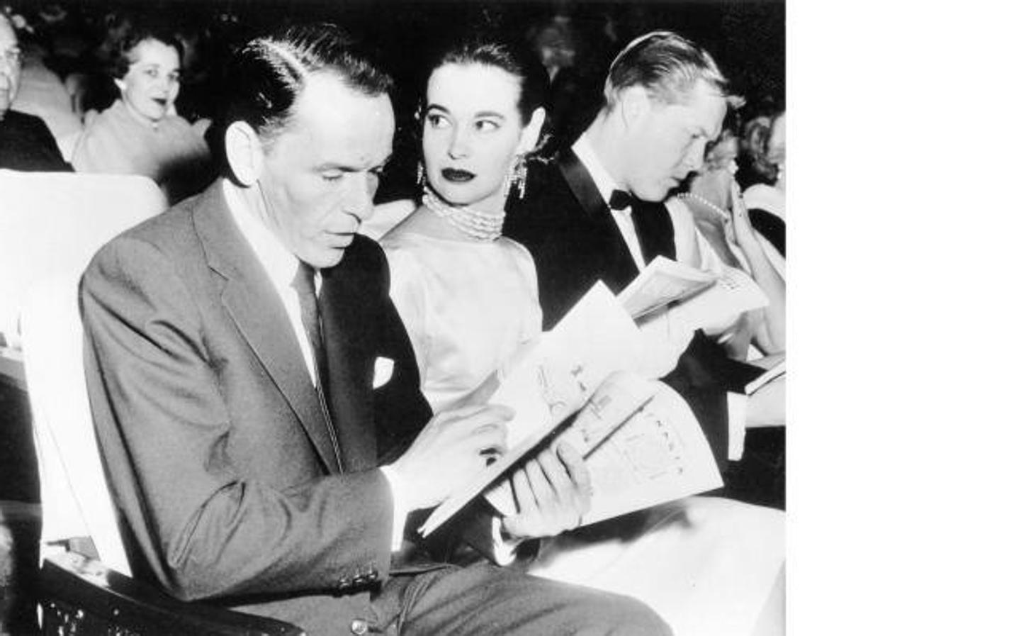 Sinatra, en la imagen junto a Gloria Vanderbil