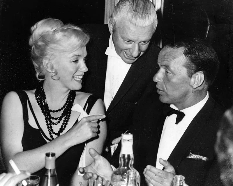 Marilyn Monroe charla con Sinatra en esta imagen de 1959