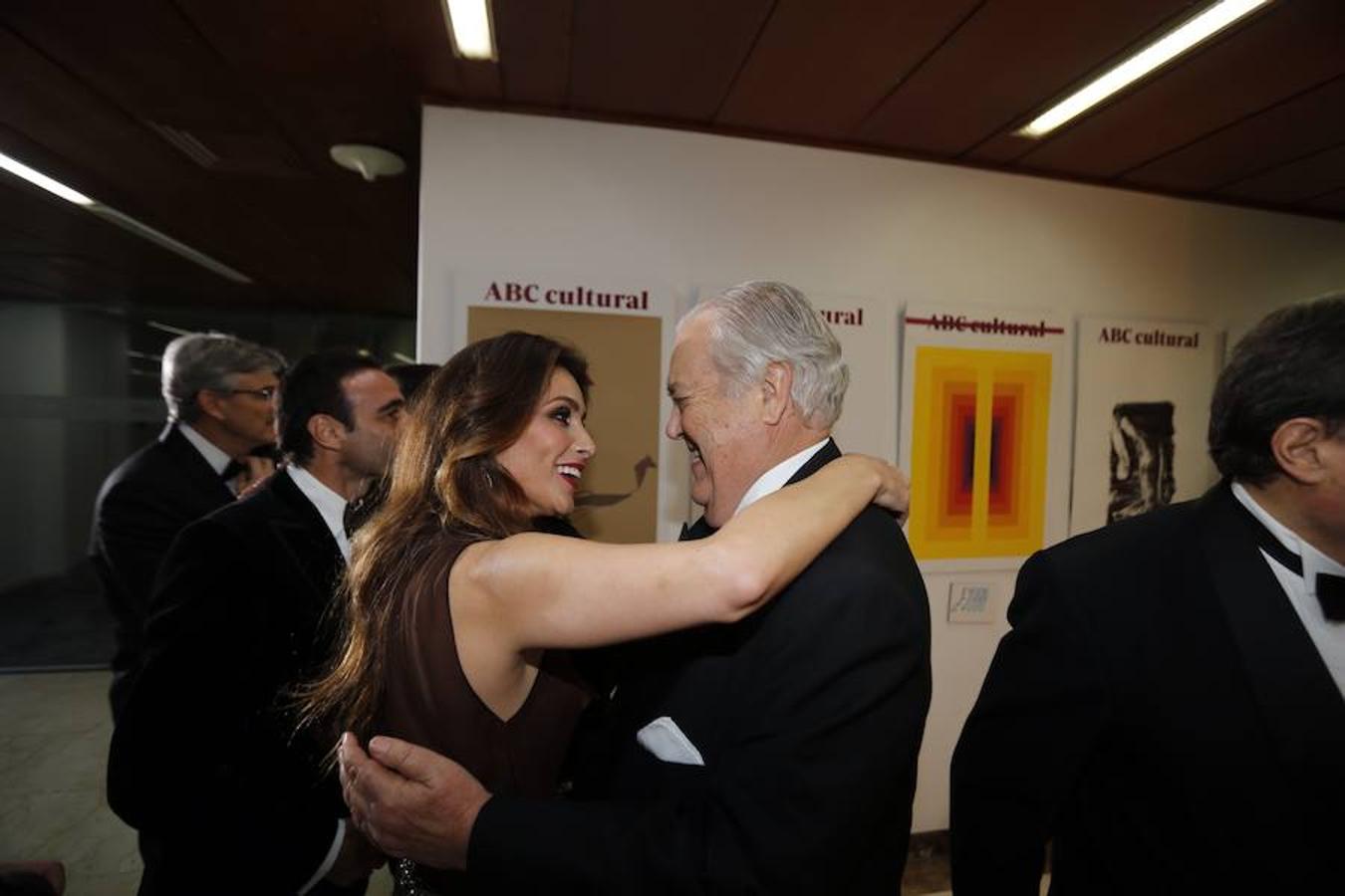 En imágenes, los invitados a la entrega de los Premios Mariano de Cavia. Paloma Cuevas, esposa del torero Enrique Ponce, saluda al consejero Santiago Ybarra