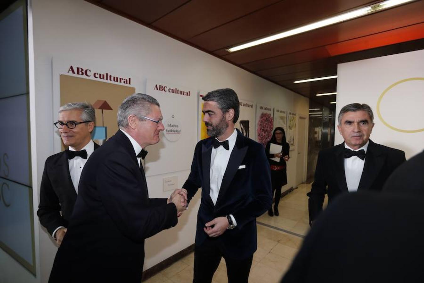 En imágenes, los invitados a la entrega de los Premios Mariano de Cavia. El exministro de Justicia, Alberto Ruiz-Gallardón es recibido por el consejero delegado de Vocento, Luis Enriquez, a su llegada a la Casa ABC