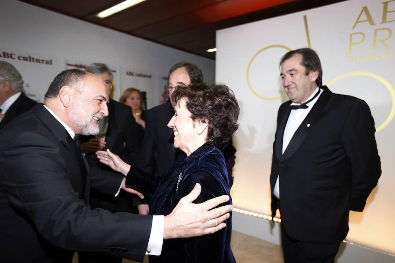 En imágenes, los invitados a la entrega de los Premios Mariano de Cavia. La presidenta de la Asociación de Prensa de Madrid (APM), Victoria Prego y ganadora este año del Premio Luca de Tena es felicitada por el presidente del Tribunal Constitucional, Francisco Pérez de los Cobos